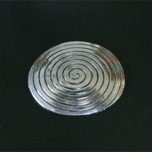Un pendentif en métal ton argent, forme ovale bombée, motif spirale, anneau d’accroche cordon 4,5 mm