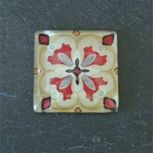 Un très joli cabochon carré, 25 x 25 mm, dôme bombé 6 mm en verre motifs fleur ton crème, rouge et noir