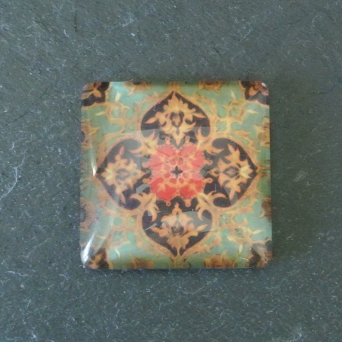 Un très joli cabochon carré, 25 x 25 mm, dôme bombé 6 mm en verre motifs fleur ton vert, rouge et noir