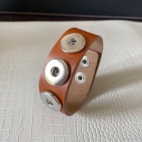 Un bracelet cuir marron clair réglable support 3 boutons snap 20 mm (non fournis)