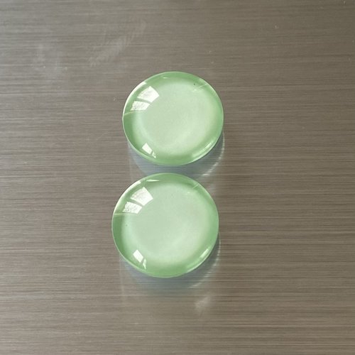 2 cabochons ronds 14 mm, dôme bombé 5 mm en verre coloré vert très pâle sur impression papier à coller sur un support cabochon