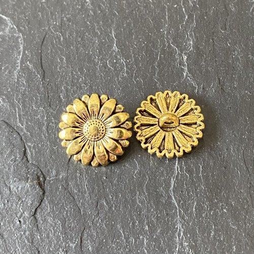 Paire de jolis fermoirs boutons en métal doré antique forme marguerite 18 mm, trou d'accroche proéminent rond 2,1 mm