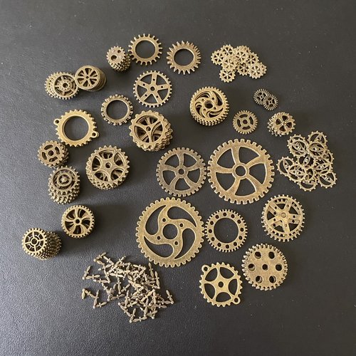 175 engrenages et roues dentées divers, aiguilles en métal couleur bronze, de 40 mm à 10 mm