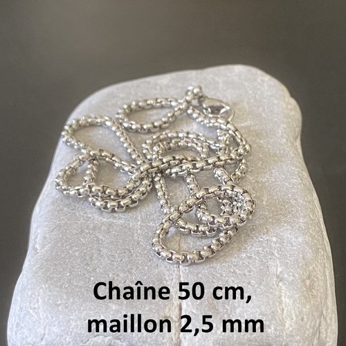 Une chaîne en acier 50 cm couleur platine, maille jaseron ou vénitienne arrondie, maillon carré de 2,5 mm, fermoir mousqueton