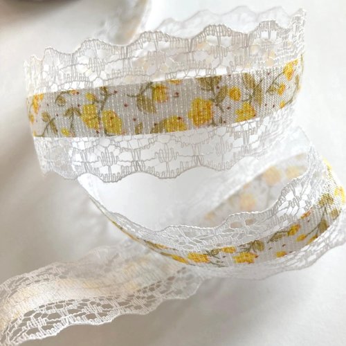 Fine dentelle festonnée et galon fleur liberty centré / blanc **  28 mm ** vendu au mètre - mariage, couture, poupée - d58