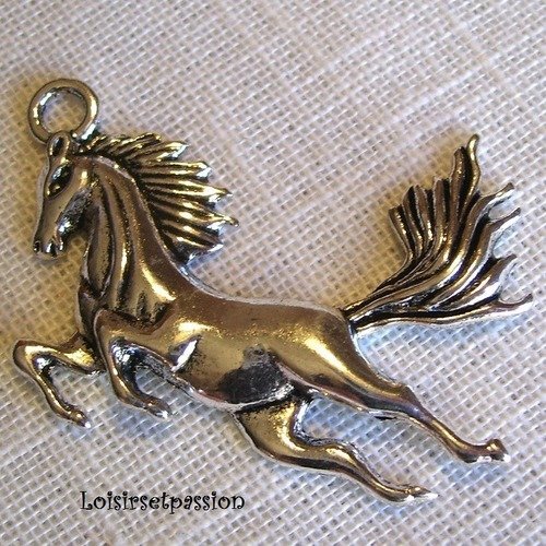 Breloque, charm, grand cheval au galop, argenté, 5 x 4 cm, vendu à l'unité - 069
