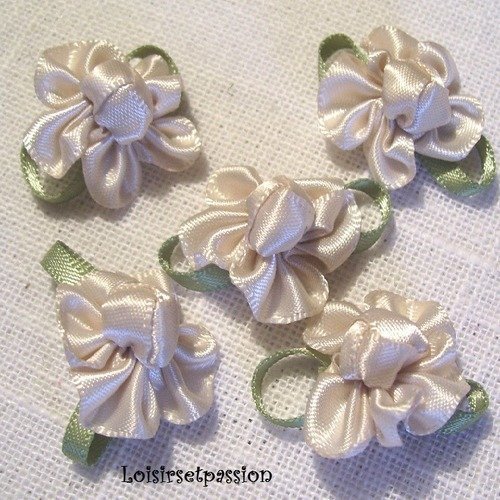 Applique fleur en ruban satin, écru, feuilles vertes ** 25 mm ** à coudre ou à coller, vendu à l'unité - f01