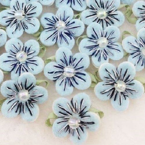 Applique fleur feutrine brodée main, coeur de perle / bleu clair ** 25 mm ** à coudre ou à coller, vendu à l'unité - f19