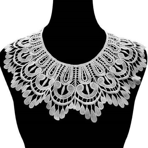 Col dentelle plastron rond arabesque / blanc ** 32 x 33 cm ** applique à coudre - cd214
