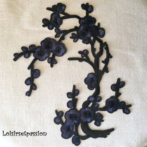 Grand écusson patch, branche fleurs de cerisier prunier / bleu marine ** 20 x 28 cm ** applique brodée thermocollant - c5527