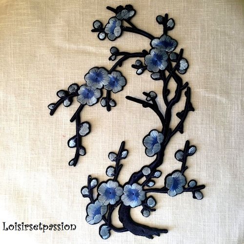 Grand écusson patch, branche fleurs de cerisier prunier / bleu ciel ** 20 x 28 cm ** applique brodée thermocollant - c5531