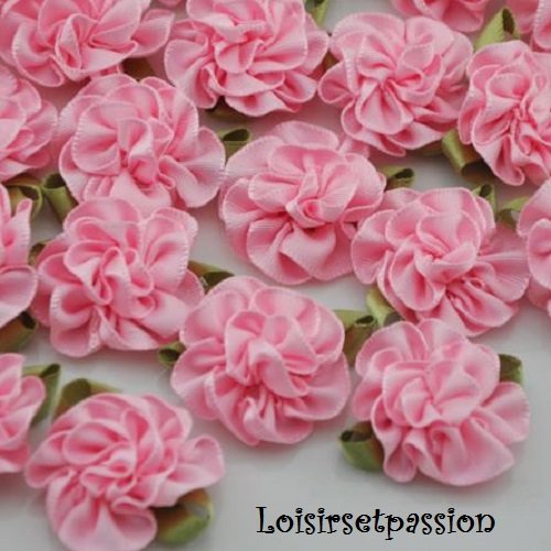 Applique fleur froufrou en ruban satin, rose, feuilles vertes ** 25 mm ** à coudre ou à coller, vendu à l'unité - f03