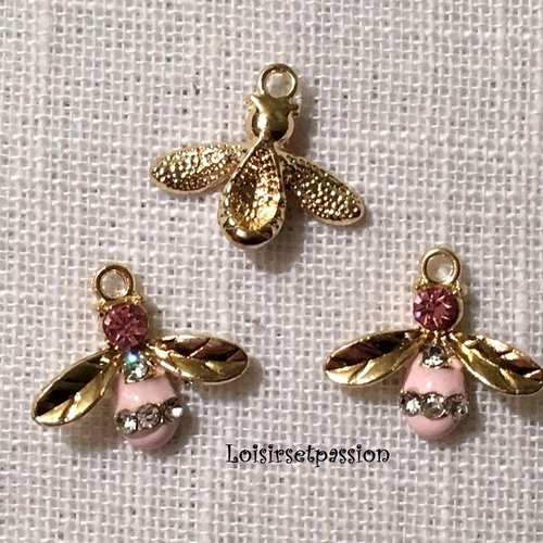 Breloque, charm, pendentif - abeille émaillé rose strass, métal doré ** 15 x 17 mm ** vendu à l'unité - 161