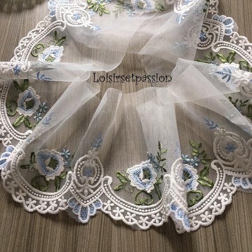 Large dentelle brodée sur voile blanc, fleur coquille / bleu ** 18 cm ** vendu par 16 cm (1 motif) - d017