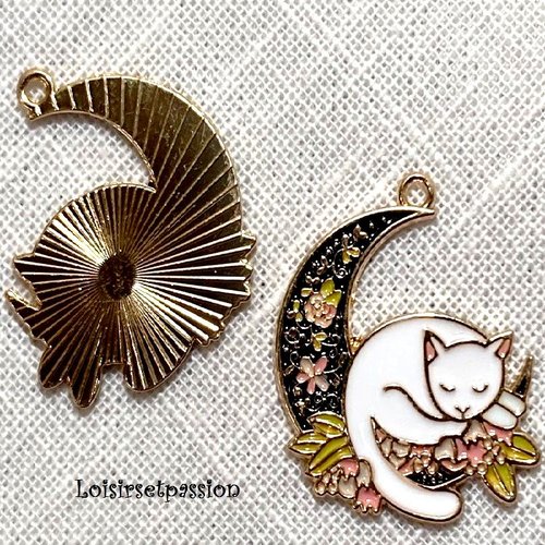 Breloque / charm / pendentif - chat blanc émaillé, lune fleurie, métal doré ** 29 x 33 mm ** vendu à l'unité - 067