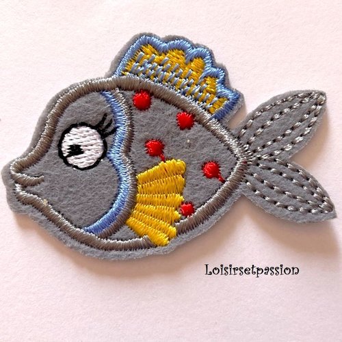 Écusson patch - petit poisson pois / gris ** 3,5 x 5,5 cm ** applique brodée thermocollante