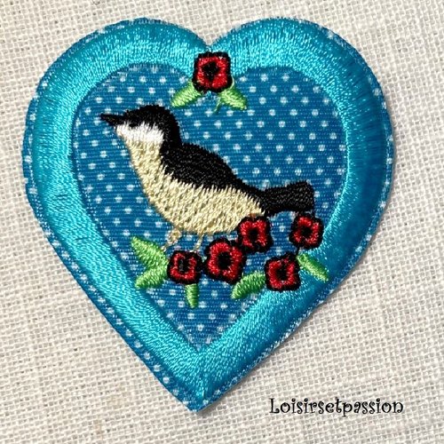 Écusson patch -  coeur bleu, oiseau moineau, branche fleurie ** 5 x 5,5 cm ** applique brodée thermocollante
