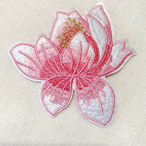 Écusson patch, fleur de lys lotus, pistil doré / rose ** 8 x 8 cm ** applique brodée thermocollante, à repasser - c142