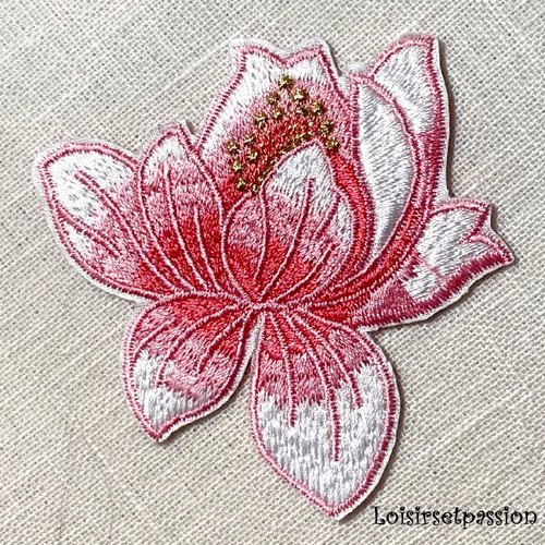 Écusson patch, fleur de lys lotus, pistil doré / rose ** 8 x 8 cm ** applique brodée thermocollante, à repasser - c142