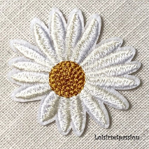 Écusson patch, fleur marguerite blanche asymétrique ** 5 x 4,5 cm ** applique brodée thermocollante, à repasser - c143
