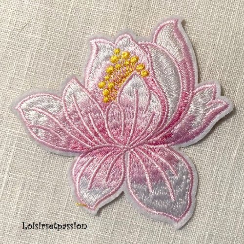 Écusson patch, fleur de lys lotus, pistil doré / rose clair ** 8 x 8 cm ** applique brodée thermocollante, à repasser - c142