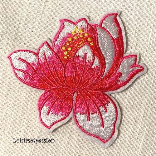 Écusson patch, fleur de lys lotus, pistil doré / rose fuchsia ** 8 x 8 cm ** applique brodée thermocollante, à repasser - c142