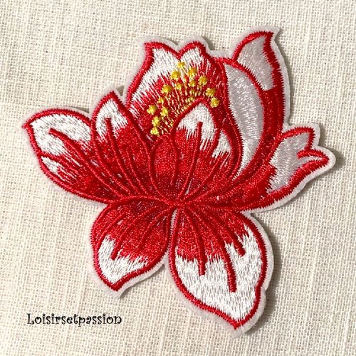 Écusson patch, fleur de lys lotus, pistil doré / rouge ** 8 x 8 cm ** applique brodée thermocollante, à repasser - c142