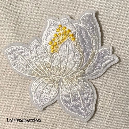 Écusson patch, fleur de lys lotus, pistil doré / blanc ** 8 x 8 cm ** applique brodée thermocollante, à repasser - c142