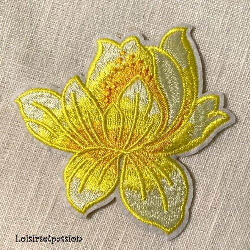 Écusson patch, fleur de lys lotus, pistil doré / jaune ** 8 x 8 cm ** applique brodée thermocollante, à repasser - c142