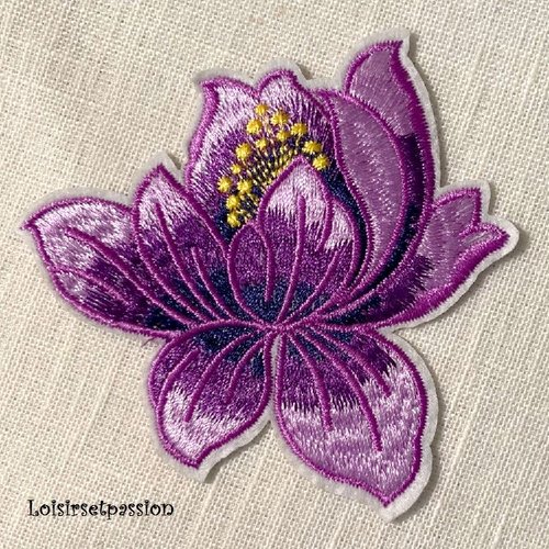 Écusson patch, fleur de lys lotus, pistil doré / lilas ** 8 x 8 cm ** applique brodée thermocollante, à repasser - c142