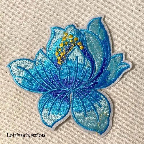 Écusson patch, fleur de lys lotus, pistil doré / bleu ciel ** 8 x 8 cm ** applique brodée thermocollante, à repasser - c142