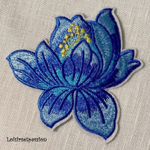 Écusson patch, fleur de lys lotus, pistil doré / bleu roi ** 8 x 8 cm ** applique brodée thermocollante, à repasser - c142