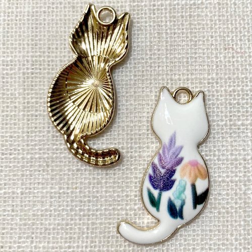 Breloque / charm / pendentif - chat blanc fleuri, émaillé métal doré ** 15 x 30  mm ** vendu à l'unité - 124