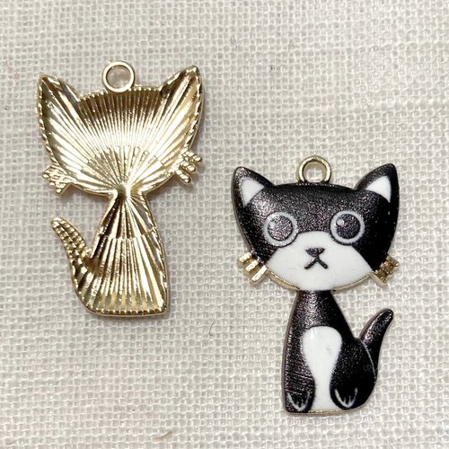 Breloque / charm / pendentif - chat blanc noir, émaillé métal doré ** 20 x 30  mm ** vendu à l'unité - 226