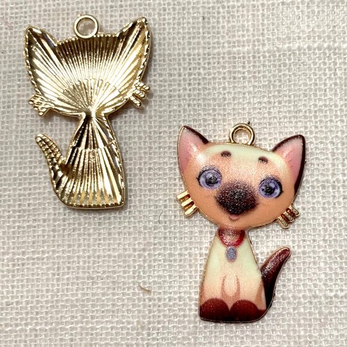 Breloque / charm / pendentif - chat beige rosé, émaillé métal doré ** 20 x 30  mm ** vendu à l'unité - 226