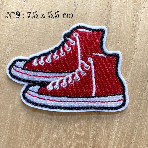 Écusson patch - paire de chaussures sport, basket rouge ** 7,5 x 5,5 cm ** applique brodée thermocollant - à repasser