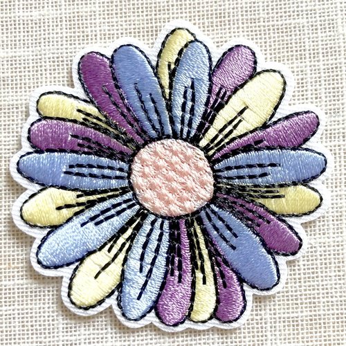 Écusson patch brodé thermocollant - fleur marguerite, pétales bleu mauve jaune ** 6 x 5,5 cm ** applique à repasser - c174