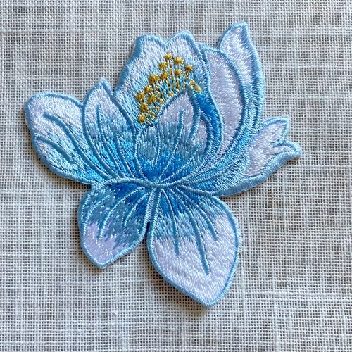 Écusson patch, fleur de lys lotus, pistil doré / bleu ciel ** 8 x 8 cm ** applique brodée thermocollante, à repasser - c142
