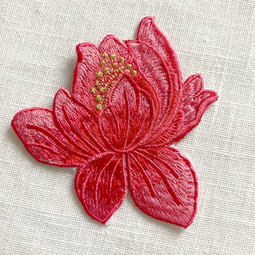 Écusson patch, fleur de lys lotus, pistil doré / corail ** 8 x 8 cm ** applique brodée thermocollante, à repasser - c142