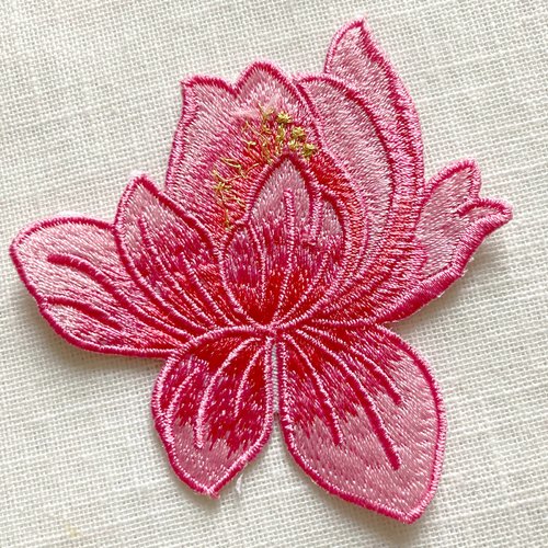 Écusson patch, fleur de lys lotus, pistil doré / fraise ** 8 x 8 cm ** applique brodée thermocollante, à repasser - c142