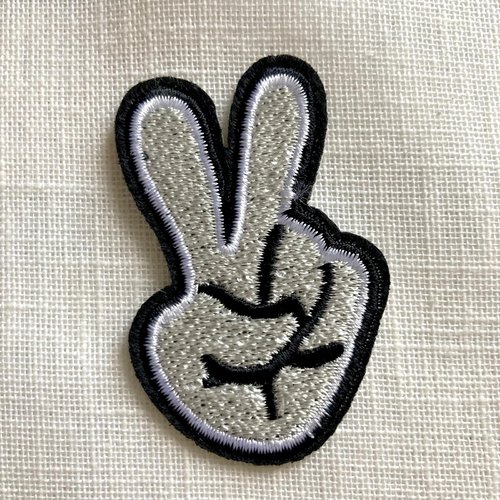 Écusson patch brodé thermocollant, signe de main , main argenté paix victoire ** 3,5 x 5,5 cm ** applique à repasser