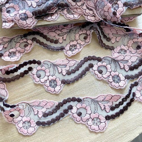 Dentelle  brodée sur tulle blanc crème, fleur chair marron - galon feston vague ** 4 cm ** vendu au mètre - couture, poupée - d17