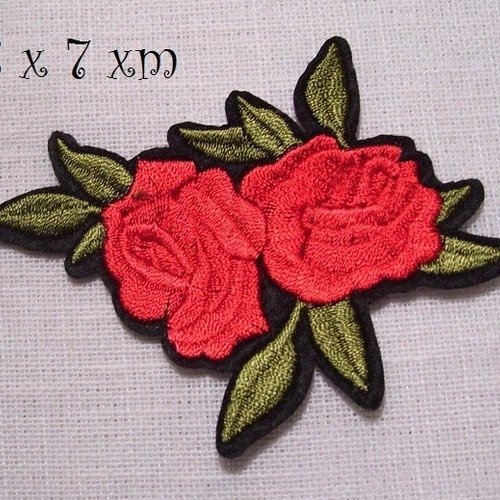 C5492 - duo fleur rose rouge ** 8 x 7 cm ** applique écusson patch brodé thermocollant