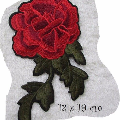 C5827 - fleur rouge feuille ** 11 x 15 cm ** grand écusson patch brodé thermocollant - applique à repasser