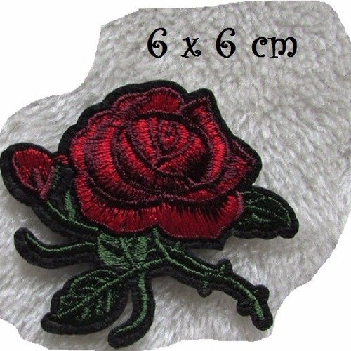 C5442 - fleur rose rouge ** 6 x 6 cm ** applique écusson patch brodé thermocollant