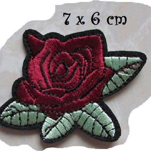 C5441 - fleur rose rouge ** 7 x 6 cm ** applique écusson patch brodé thermocollant