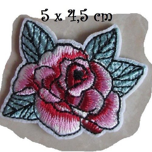 C5260 - fleur bouton rose ** 5 x 4,5 cm ** applique écusson patch brodé thermocollant