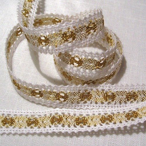 D51 -  fine dentelle effet crochet - galon entre deux coton blanc et doré ** 20 mm ** vendu par multiple de 50 cm - couture, mariage