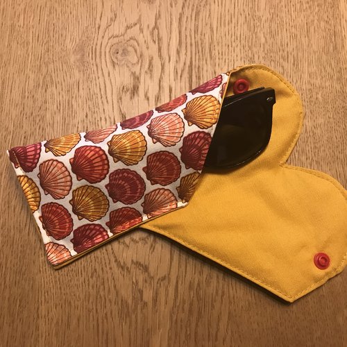 Étui à lunettes coquillages rouges