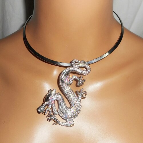 Collier original en métal argent avec grand dragon en cristal